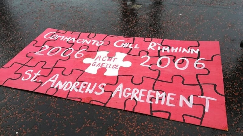 Léirsiú ag Stormont ag Dream Dearg na Gaeilge