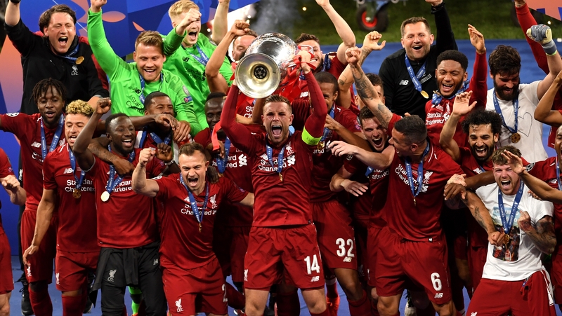 Jordan Henderson hoists the Champions League trophy