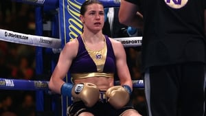 Katie Taylor chats to her coach between rounds