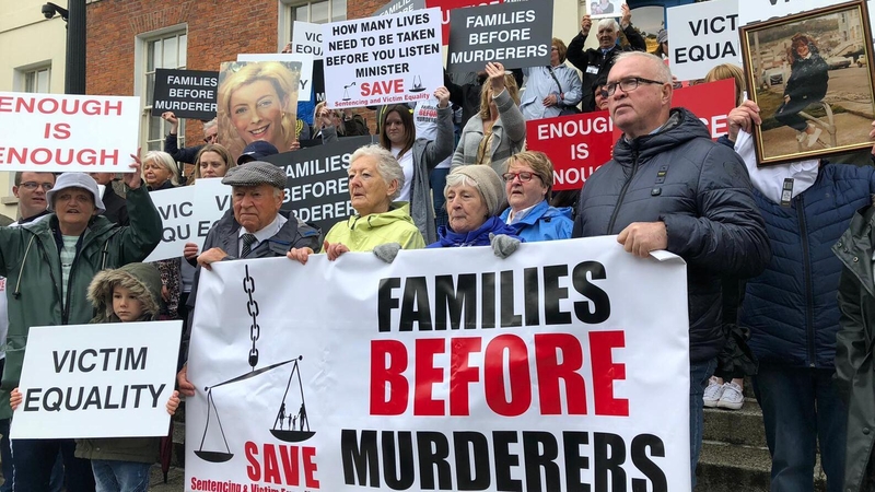 Gaolta daoine a dúnmharaíodh ag éileamh pianbhreith"níos cothroime agus níos déine"