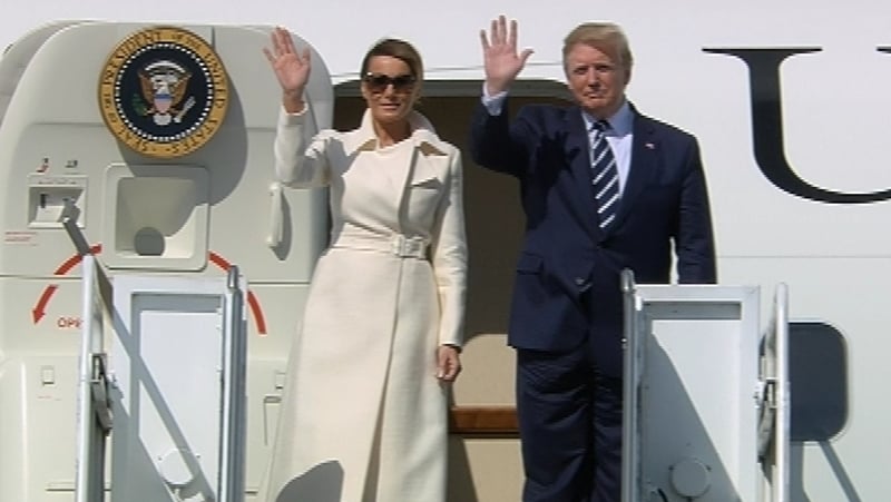 Donald Trump agus a bhean Melania ag Aerfort na Sionainne