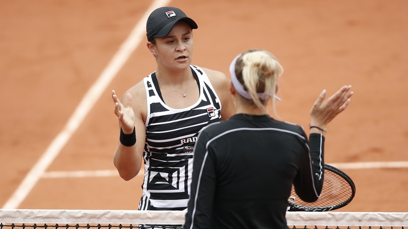 Amanda Anisimova (R) congrats Ashleigh Barty on her victory
