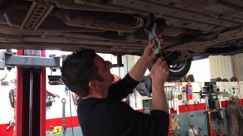 Blake Moore, meicneoir ag obair ar charr den déanamh Prius