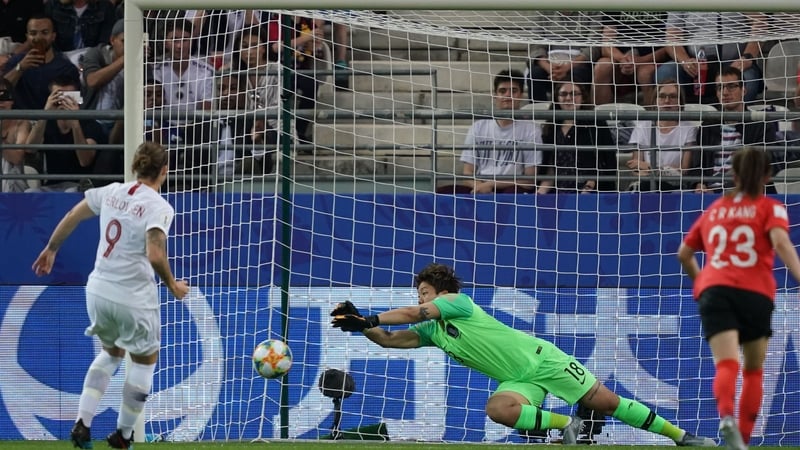 Isabell Herlovsen scores Norway's second from the spot