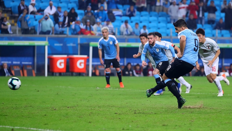 Luis Suarez scores from the spot