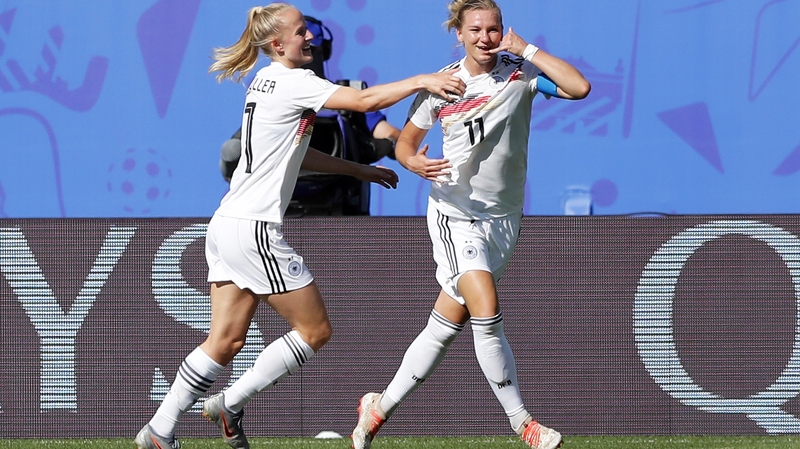 Alexandra Popp (r) celebrates the opener