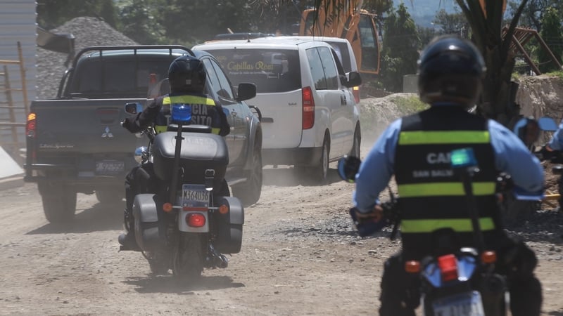 Municipal police guide the vehicles transporting the bodies of Oscar Martinez and his daughter Valeria