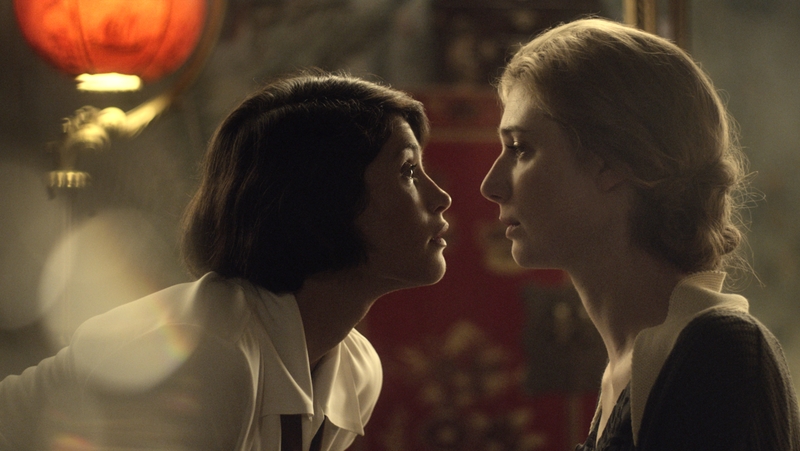 Gemma Arterton (L) plays Vita Sackville-West and Elizabeth Debicki plays Virginia Woolf
