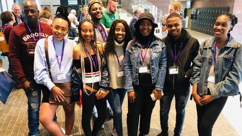 Mic léinn ón Afraic Theas ag foghlaim Gaeilge