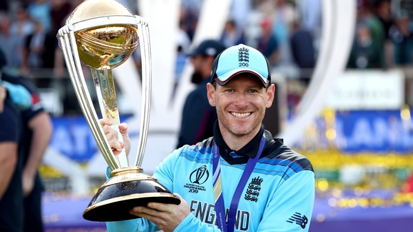 Eoin Morgan with the World Cup trophy