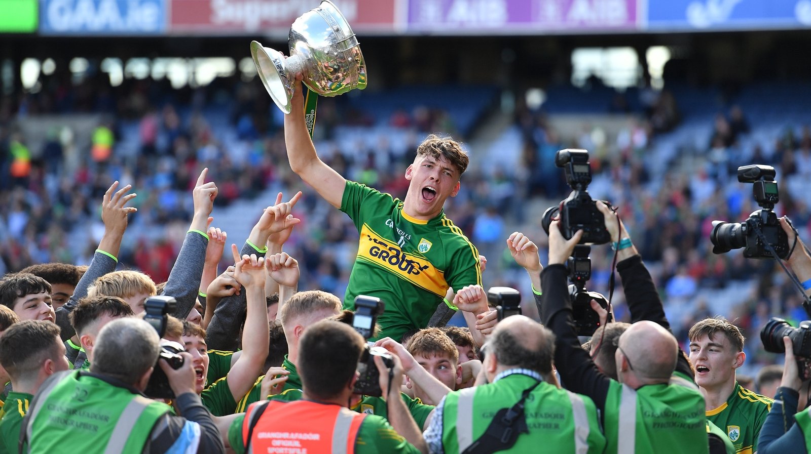 Lifting the Tom Markham Cup in 2017