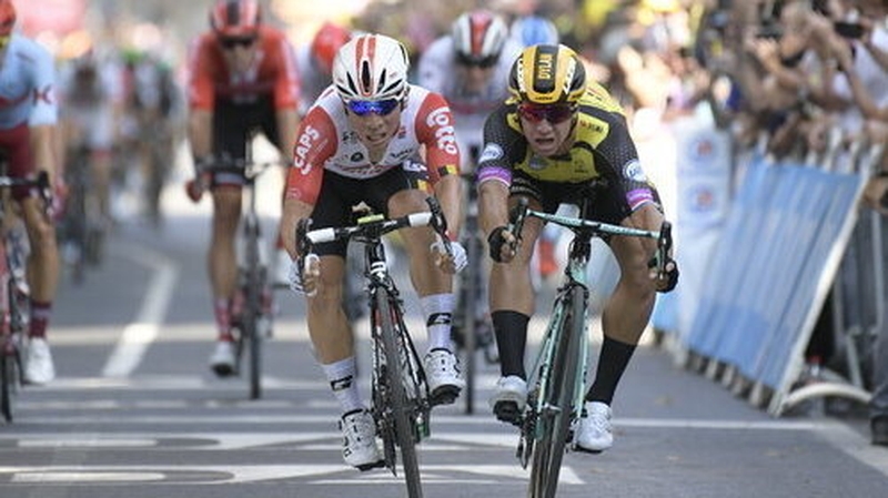 Caleb Ewan (l) got home ahead Dylan Groenewegen
