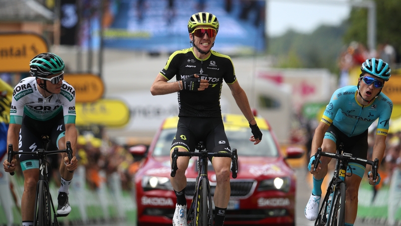 Simon Yates (C) celebrates his victory