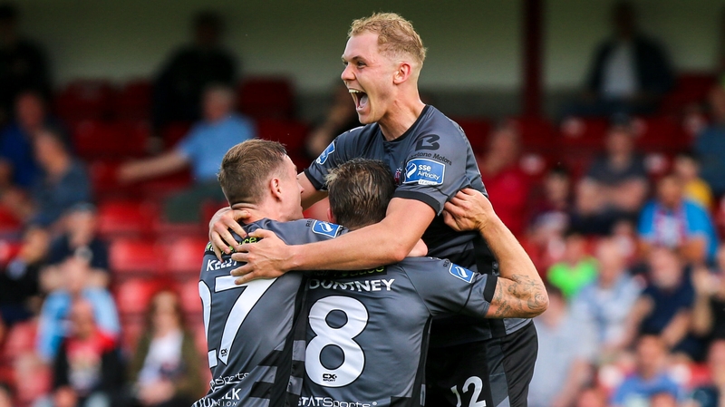 Dundalk players celebrate Mountney's goal