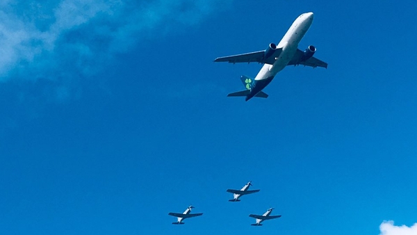 The display began with a fly-over by an Aer Lingus Airbus A320 accompanied by Air Corps PC-9 airplanes