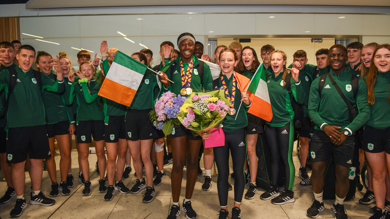 Adeleke and Mayne with the rest of Team Ireland