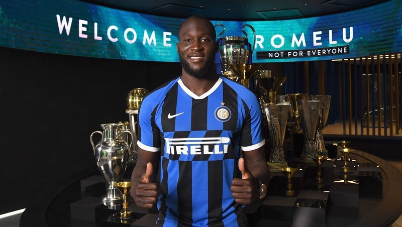 Romelu Lukaku poses in his new Inter Milan shirt