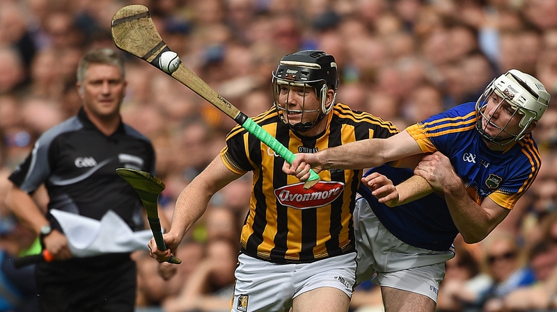 Séamus Kennedy (R) challenges Walter Walsh of Kilkenny during the 2016 All-Ireland hurling final
