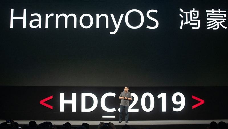 Richard Yu, the head of Huawei's consumer business, making the announcement in China