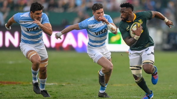 Siya Kolisi evades the clutches of the Argentinan defence at Loftus Versfeld