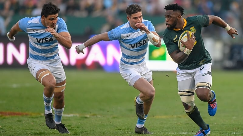 Siya Kolisi evades the clutches of the Argentinan defence at Loftus Versfeld