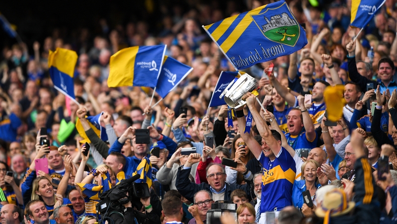 Seamus Callanan lifts the Liam MacCarthy Cup