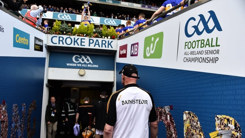 Brian Cody watches on as Seamus Callanana lifts the cup for Tipp
