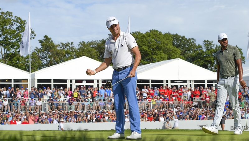 Justin Thomas celebrates victory on the 18th green