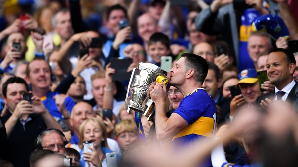 Tipperary captain Séamus Callanan kisses the silverware