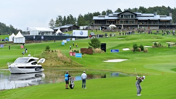 Wade Ormsby plays into the ninth hole at the Hills Golf & Sports Club
