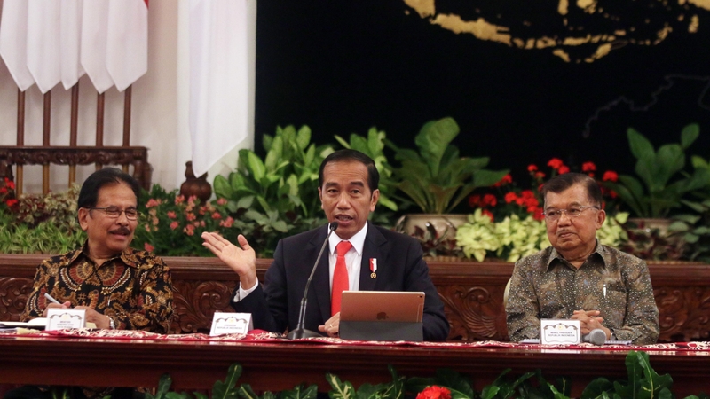 Indonesian President Joko Widodo (C) said the relocation will begin in 2024
