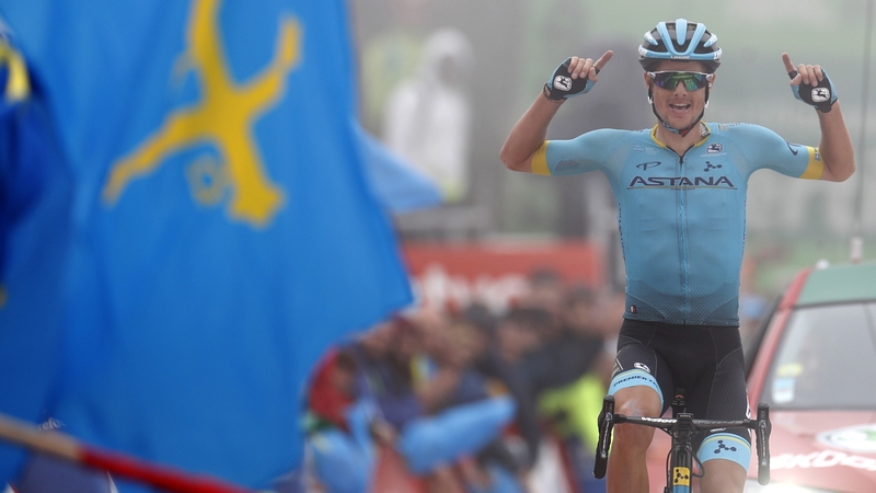 Jakob Fuglsang celebrates in a foggy Alto de La Cubilla