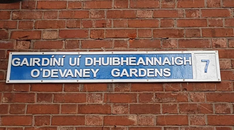 Imní faoi scéim tithíochta i nGairdíní Uí Dhuibheannaigh