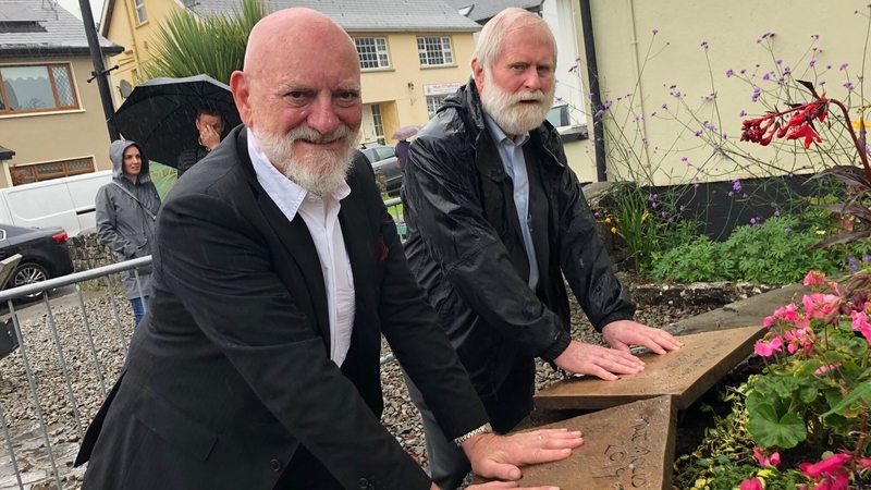 Both men left impressions of their hands on a special mound cast in bronze by artist Mark Rhode