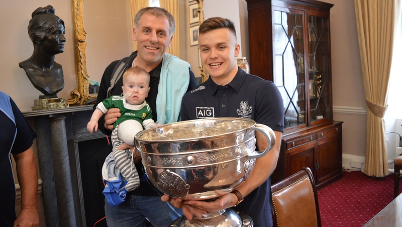 Jake O'Donovan and his father meet Dublin defender Eoin Murchan (R) at Temple Street