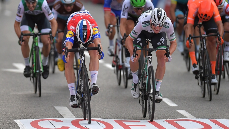 Sam Bennett is just edged to the final line by stage winner Fabio Jakobsen