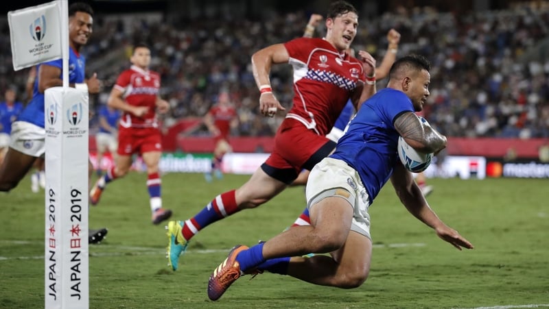 Alapati Leiua of Samoa runs in to score