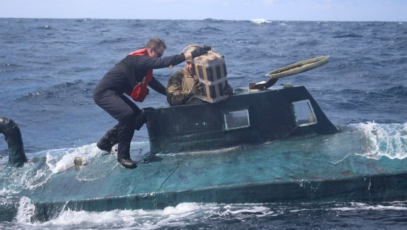 The operation to remove the drugs from the semi-submersible (Pics: US Coast Guard)