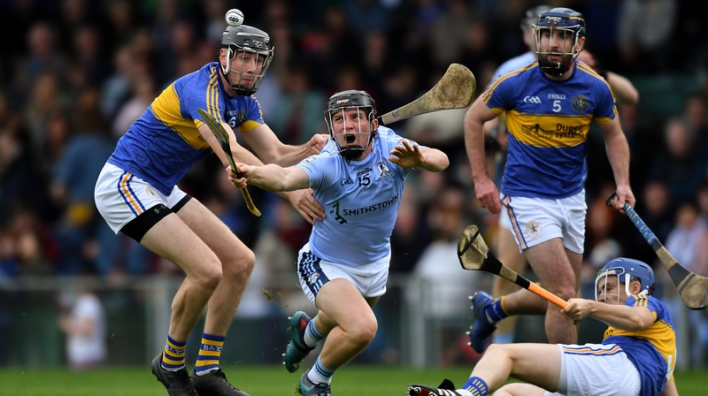 Peter Casey of Na Piarsaigh (c) tries to gather possession ahead of Diarmuid Byrnes of Patrickswell