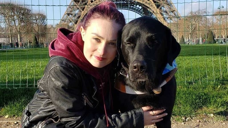 Molly Burke with her guide dog Gallop (Pic: @mollyburkeofficial)