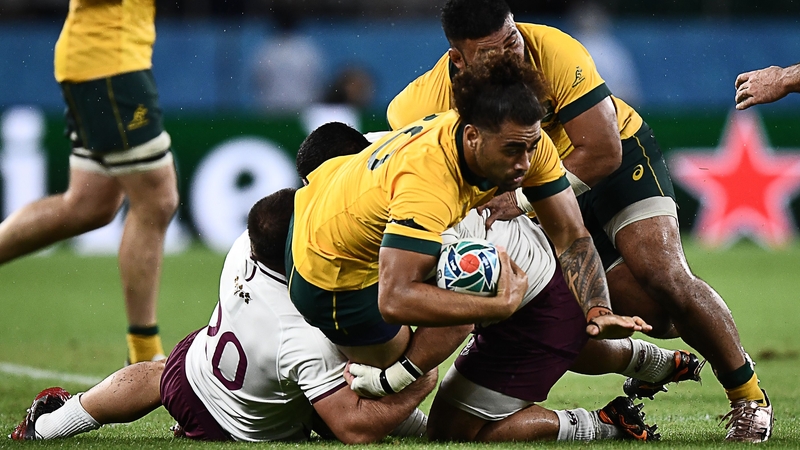 Australia's back row Lukhan Salakaia-Loto (C) is tackled