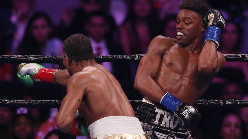 Errol Spence Jr (R) in action against Shawn Porter