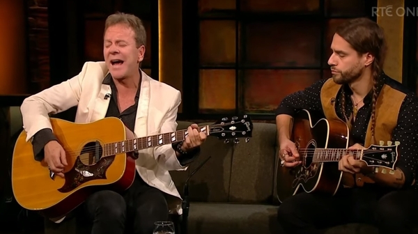Kiefer Sutherland sings Knocking on Heaven's Door: Late Late Show