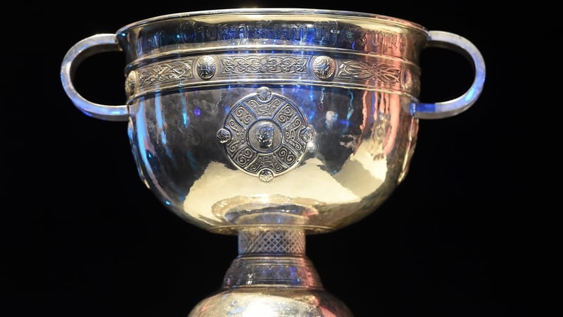 'A dhaoine uaisle, tá an-áthas orm an corn seo a ghlacadh ar son foireann...'