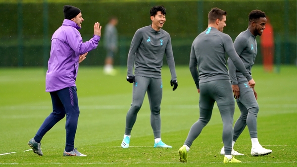 Tottenham Hotspur manager Mauricio Pochettino (L) during training with his players