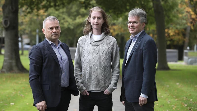 Robert Sheahan alongside his two transplant consultants Emir Hoti (L) and Lars Nölke (R)