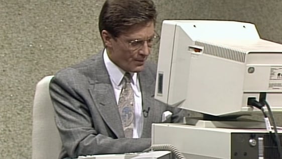 Pat Kenny demonstrates Screen Reader technology (1989)