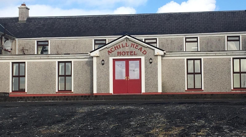 Plean lóistín a chur ar fáil do theifigh in Acaill curtha ar ceal