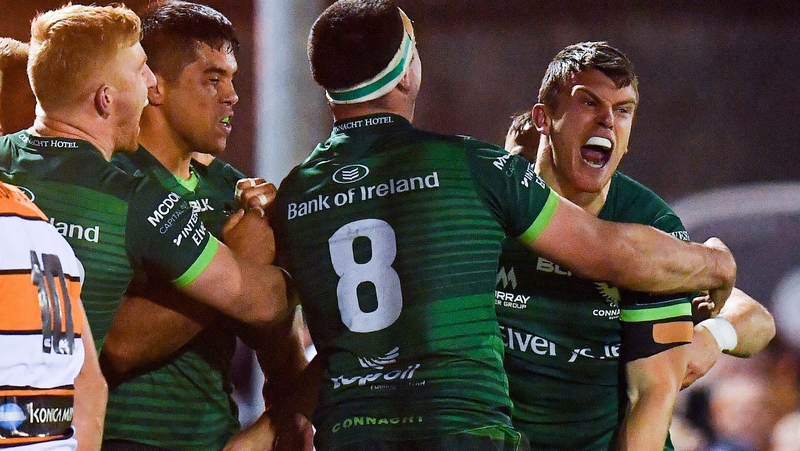 Tom Farrell (R) celebrates with his team-mates after scoring the match-winning try