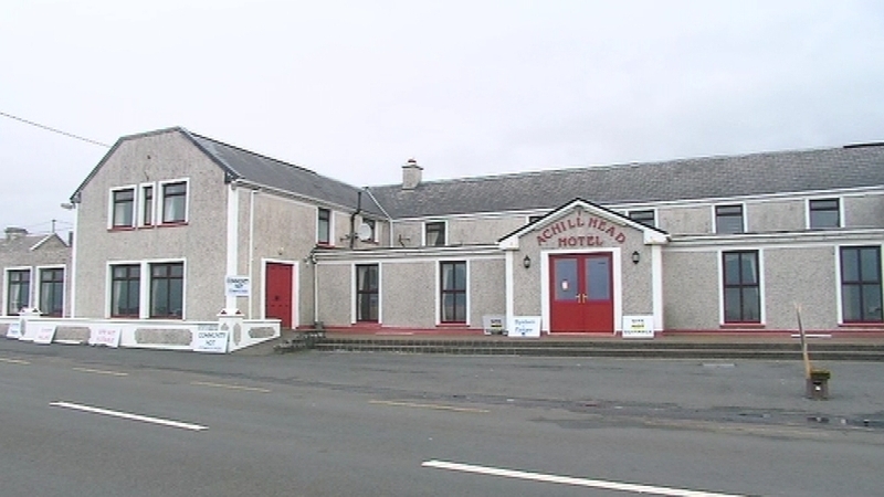 Óstán Cheann Acla, mar a raibh na teifigh le lonnú